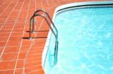 La exposición a los productos químicos del agua de las piscinas se relaciona con posibles efectos en la salud