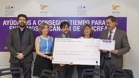 Pilar Navarro rep la I Beca de recerca “Carmen Delgado / Miguel Pérez-Mateo contra el cáncer de páncreas”